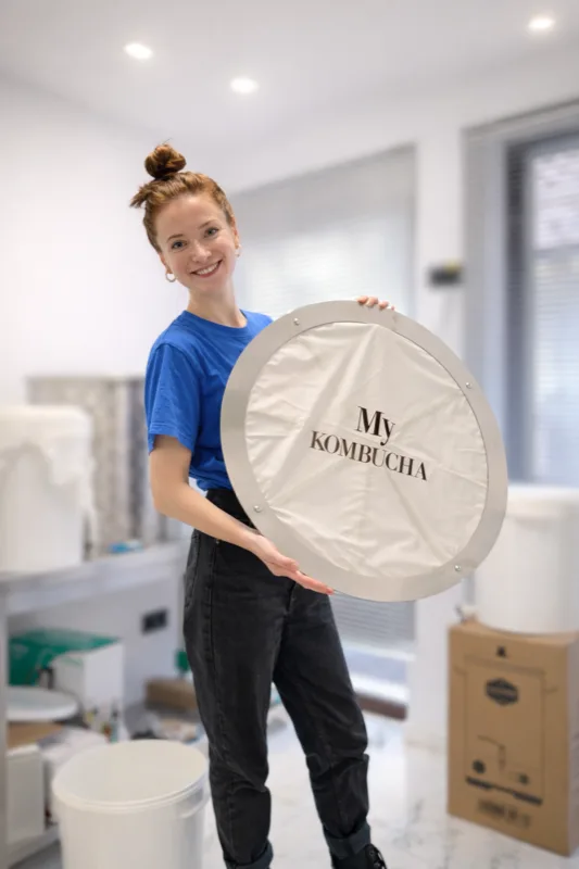 Ioana Coca, fondatoarea Voyage Kombucha, în studioul ei de fermentație din Sighișoara